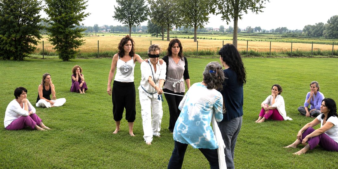 Alba Sali in uno spazio rituale con candele e messaggi sospesi: cosa vivremo insieme durante il seminario