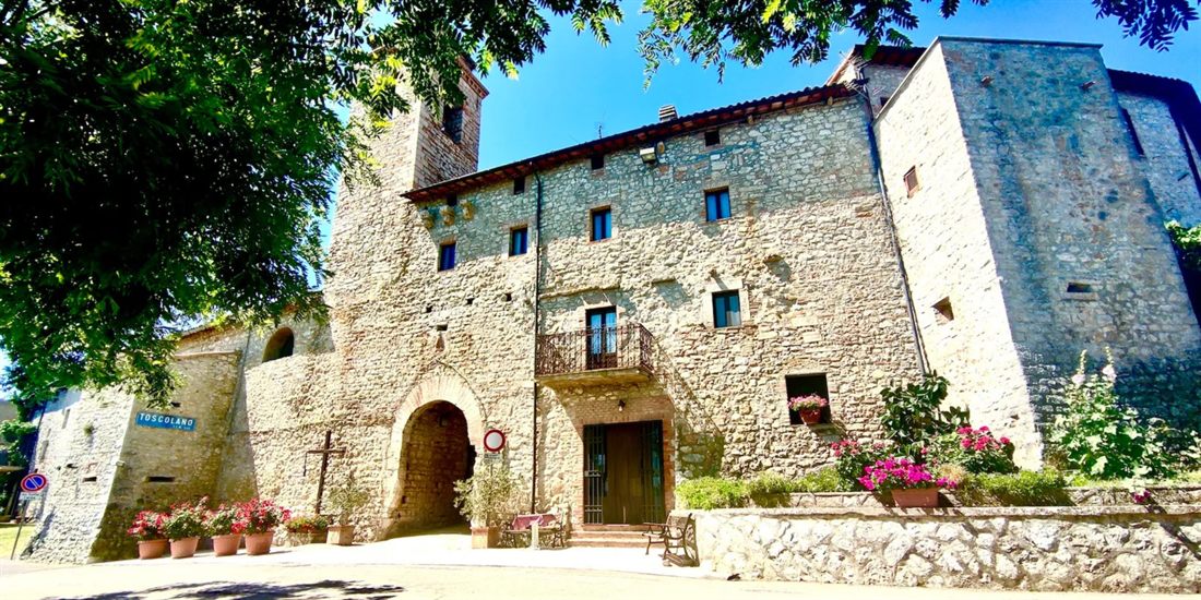 L’antico borgo in pietra di Toscolano Umbro dove si svolge il seminario residenziale