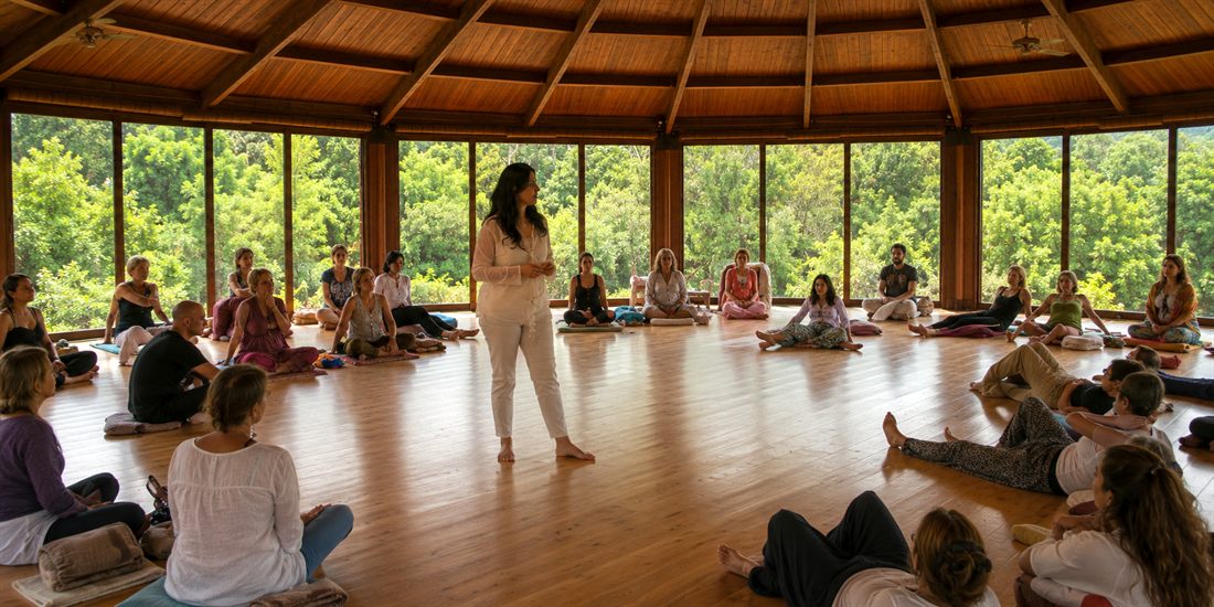 Alba Sali con il gruppo dei partecipanti nella sala circolare immersa nel verde: iscrizioni al seminario